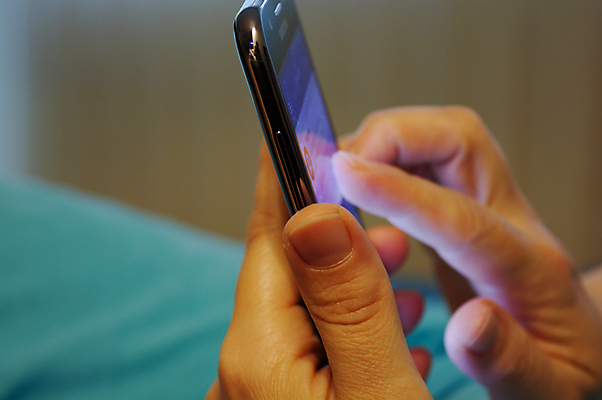 포토 JPG 해외이미지 손 인터넷 비즈니스 모바일 대화 사람 사람없음 스마트폰 핸드폰 독서 디지털 장비 메시지 텔레마케팅 부름 터치스크린 해외202004 해외포토 모션 말하기 신체부위 전자제품 스마트기기 서비스업 파일형식 이미지허브