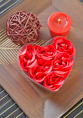 포토 JPG 해외이미지 사람없음 장식 빨간색 스파 하트 아로마 스파용품 향초 아로마테라피 나무그릇 해외202004 해외포토 모양 그릇 컬러 초 목재 오브젝트 테라피 파일형식 이미지허브