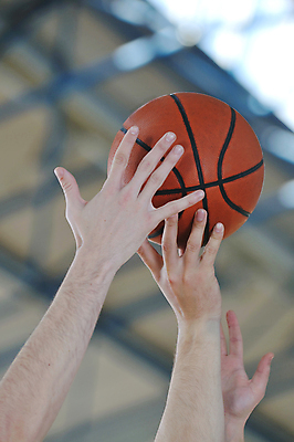 포토 JPG 해외이미지 손 농구 농구공 실내 아웃포커스 신체부위 운동 경쟁 농구장 손뻗기 뺏기 해외포토 컨셉 공 스포츠시설 모션 촬영기법 건강 사람 내부 구기 파일형식 이미지허브