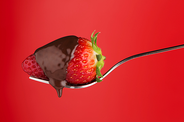 포토 JPG 해외이미지 포크 딸기 실내 사람없음 한개 초콜릿 빨간배경 놓기 해외202004 해외포토 1 식기 백그라운드 과일 모션 디저트 내부 빨간색 파일형식 이미지허브