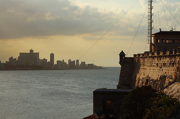 포토 JPG 해외이미지 구름 실루엣 바다 여행 백그라운드 건축양식 하늘 전등 풍경 사람없음 건물 물 빛 도시풍경 태양 반사 평화 침묵 황혼 일몰 골동품 광선 도시 만 성 쿠바 스카이라인 천연기념물 스페인어 식민지 아바나 옛날 잔물결 폭풍우 해외202004 해외포토 자연요소 건축물 건축 물결 컨셉 조명 촬영기법 노을 소리 비_날씨 중앙아메리카 자연재해 파일형식 이미지허브