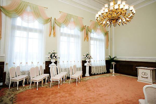 포토 JPG 해외이미지 라이프스타일 디자인 커피 가구 패턴 의자 건축양식 창문 탁자 조명 새로움 바닥 아파트 주택 실내 사람없음 내부 목재 장식 가로 빛 햇빛 갈색 유행 카펫 방 직물 커튼 화려 재산 고급 우아함 맨션 진열장 샹들리에 리빙 진짜 해외202004 해외포토 나무 건축 음료 컬러 생활용품 컨셉 무늬 재료 건물 생활 금융 태양 파일형식 이미지허브