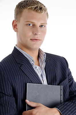 포토 JPG 해외이미지 백인 직업 응시 옷 남자 포즈 컨셉 비즈니스 실내 한명 정장 20대 성인 세로 청춘 금발 자료 정보 흰색 비즈니스맨 싱글 문서 파일 폴더 경영 고립 혼자 해외202004 해외포토 서양인 1 헤어스타일 시선 컬러 사람 청년 내부 직장인 파일형식 이미지허브