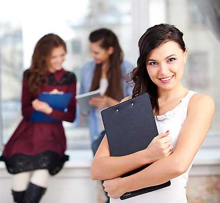 포토 JPG 해외이미지 백인 학생 라이프스타일 응시 여자 교육 행복 백그라운드 교실 청소년 성공 갈색머리 실내 미소 웃음 사람 성인 10대 세명 스터디 환경 잡기 스마트 대학교 긍정 지능 전경 해외202004 해외포토 서양인 헤어스타일 시선 감정 컨셉 학교 모션 표정 풍경 내부 생활 학습 파일형식 탑뷰 이미지허브