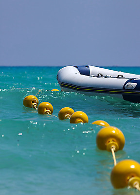 포토 JPG 해외이미지 호수 밧줄 줄 파도 바다 공 표시 항해 경비 안전 풍경 사람없음 물 여름 파란색 노란색 항구 장비 젖음 보트 위험 플라스틱 신호 해군 지역 네비게이션 부표 안전요원 헬프 해외202004 해외포토 자연요소 계절 컬러 컨셉 배_교통 교통시설 재질 군대 도움 보호 파일형식 이미지허브