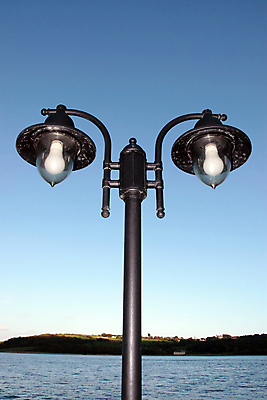 포토 JPG 해외이미지 길 바다 백그라운드 가로등 전구 건축양식 유리 하늘 조명 거리 사람없음 야외 장식 파란색 빛 금속 검은색 힘 수확 골동품 흰색 시골 등불 램프 도시 화려 센터 야간 자르기 철 쌍둥이 복고 봉 아일랜드 고립 더블 옛날 해외202004 해외포토 자연요소 공공시설 건축 유럽 컬러 컨셉 농업 가족 모션 재질 파일형식 이미지허브