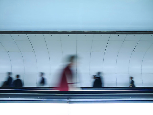 포토 JPG 해외이미지 남자 여행 비즈니스 건축양식 교통시설 모션 미래 실내 사람 성인 사람없음 내부 가로 빨간색 파란색 산책 도시 그룹 복도 터널 전철 역 소프트포커스 속도 통로 방법 블러 해외202004 해외포토 건축 길 육상교통 컬러 교통 컨셉 휴식 대중교통 촬영기법 시설 파일형식 이미지허브