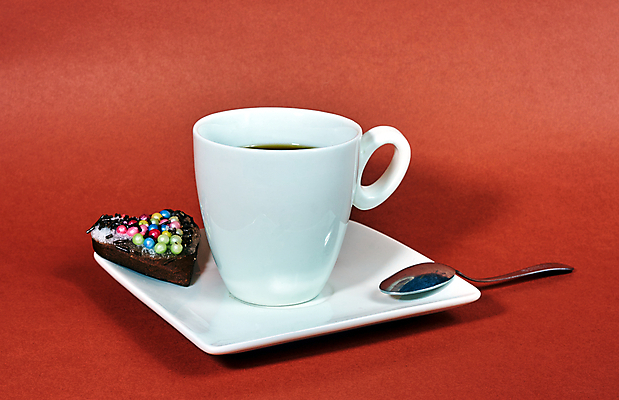 포토 JPG 해외이미지 전통 그릇 접시 커피 음료 탁자 건강 사람없음 장식 컵 숟가락 흰색 컵받침 폴란드 프로스팅 해외202004 해외포토 식기 유럽 컬러 가구 수저 받침대 제빵 파일형식 이미지허브