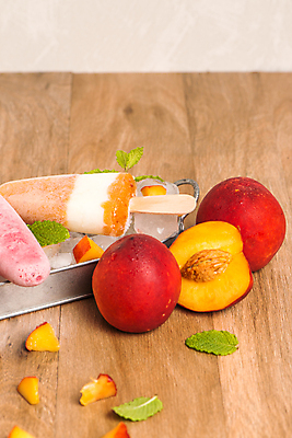 포토 JPG 해외이미지 단면 쟁반 실내 사람없음 얼음 달콤 시원함 민트 상큼 자두 과일조각 막대아이스크림 나무배경 해외202004 해외포토 자연요소 조각 백그라운드 과일 아이스크림 내부 맛 허브 파일형식 이미지허브