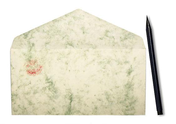 포토 JPG 해외이미지 종이 텍스트 통신 봉투 선물 사랑 사람없음 연필 펜 장비 축하 기록 인사 붓 메시지 편지 문서 감사 전송 옛날 편지쓰기 해외202004 해외포토 감정 컨셉 학용품 필기구 예절 파일형식 이미지허브