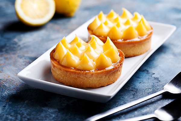 포토 JPG 해외이미지 접시 음료 음식 조각 십자가 잎 과일 디저트 귤 사람없음 목재 노란색 케이크 껍질 신선 달콤 맛 설탕 굽기 레몬 민트 크림 충동구매 어려움 타르트 페스츄리 핸드메이드 해외202004 해외포토 나무 식물 식기 빵 컬러 컨셉 재료 쇼핑 구이 허브 파이_빵 과소비 파일형식 이미지허브