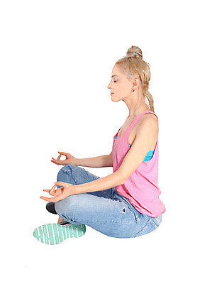 포토 JPG 해외이미지 백인 라이프스타일 여자 얼굴 포즈 백그라운드 컨셉 신체 요가 휴식 바닥 건강 관리 한명 앉기 20대 성인 세로 금발 운동 숫자 흰색 가득함 날씬함 명상 길이 고립 혼자 해외202004 해외포토 서양인 문자 1 헤어스타일 웰빙 컬러 모션 사람 청년 생활 신체부위 몸매 파일형식 이미지허브