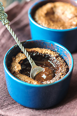 포토 JPG 해외이미지 그릇 실내 근접촬영 사람없음 아웃포커스 초콜릿 숟가락 달콤 해외202004 퐁당오쇼콜라 해외포토 식기 뷰포인트 디저트 촬영기법 수저 내부 맛 파일형식 이미지허브