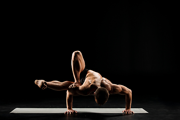 포토 JPG 해외이미지 라이프스타일 스포츠 백그라운드 요가 근육 건강 한명 운동복 운동 검은색 어둠 화목 활발 유연 복지 명상 운동가 아사나자세 해외202004 해외포토 1 웰빙 옷 컬러 컨셉 사람 생활 요가자세 사회이슈 파일형식 이미지허브
