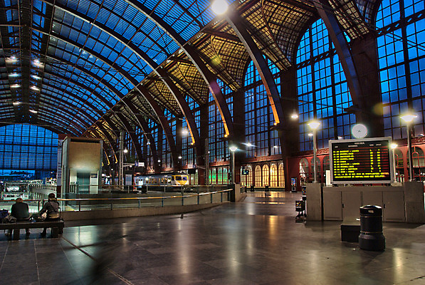 포토 JPG 해외이미지 디자인 벽 건축양식 유리 바닥 실내 사람없음 내부 건물 빛 반사 갈색 문 계단 검은색 방 회색 흰색 기둥 도시 클래식 고급 역 박물관 대리석 광 해외202004 해외포토 건축물 건축 컬러 컨셉 재료 교통시설 재질 파일형식 이미지허브