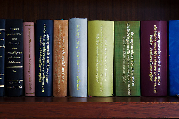 포토 JPG 해외이미지 교육 텍스트 태국 새로움 책장 선반 사람없음 책 스터디 자료 골동품 황금 클래식 도서관 수집 문서 복고 법 문학 양장본 옛날 스타일 해외202004 해외포토 아시아 가구 컨셉 학습 파일형식 이미지허브