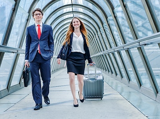 포토 JPG 해외이미지 직업 행복 여행 회사 비즈니스 통신 성공 노동자 사람 야외 두명 사무실 걷기 여행가방 산책 업무 작업 비즈니스맨 비즈니스우먼 복도 터널 공항 승무원 동료 직원 대패 터미널 해외202004 해외포토 여자 남자 감정 길 컨셉 가방 관계 교통시설 모션 휴식 직장인 파일형식 이미지허브