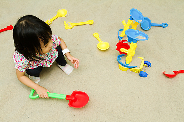포토 JPG 해외이미지 1 공원 어린이 모래 장난 자연 놀이 실내 한명 안전 사람 동양인 상자 부모 장난감 우주 중국 유치원 놀이방 기쁨 놀이터 작음 플라스틱 삽 양동이 걸음마 땅파기 천진난만 해외202004 해외포토 공공시설 교육 감정 아시아 컨셉 가족 모션 재질 인종 내부 크기 생태계 파일형식 이미지허브