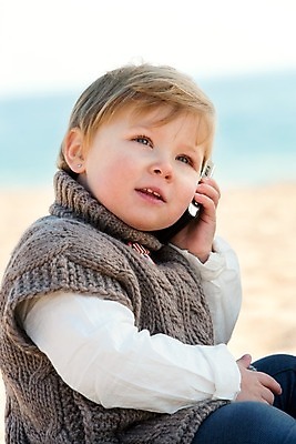 포토 JPG 해외이미지 백인 응시 여자 행복 감정 어린이 장난 건강 대화 한명 미소 사람 야외 스마트폰 유치원 흰색 표현 아기 호기심 걸음마 결백 돌봄 천진난만 해외202004 해외포토 서양인 1 시선 교육 컬러 컨셉 모션 표정 말하기 핸드폰 스마트기기 파일형식 이미지허브