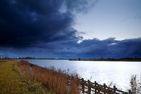 포토 JPG 해외이미지 구름 길 자연 하늘 표면 날씨 풍경 사람없음 야외 물 빛 강 농경지 환경 어둠 침묵 시골 플랫 속도 네덜란드 운하 폭풍 내추럴 방법 재앙 평야 수평선 해외202004 해외포토 자연요소 유럽 농장 소리 생태계 파일형식 이미지허브