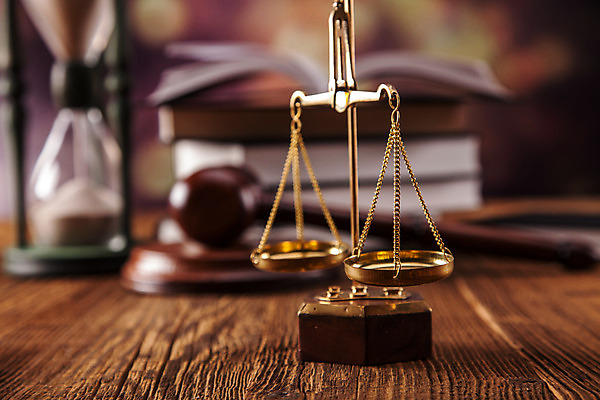 포토 JPG 해외이미지 실내 사람없음 아웃포커스 오브젝트 법 양팔저울 나무탁자 해외202004 해외포토 탁자 촬영기법 저울 내부 파일형식 이미지허브