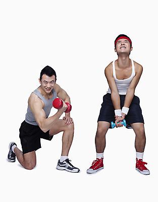 포토 JPG 해외이미지 스튜디오촬영 응시 반바지 근육 피곤 서기 20대 두명 세로 운동복 수건 컬러풀 중국 아령 잡기 머리띠 무릎꿇기 흰배경 땀 대치 해외202004 해외포토 시선 옷 아시아 컬러 백그라운드 컨셉 장신구 바지 모션 실내 사람 청년 위생용품 흰색 파일형식 이미지허브