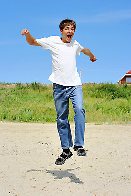 포토 JPG 해외이미지 백인 구름 1 옷 남자 행복 무기 모래 셔츠 티셔츠 자연 하늘 성공 주택 관리 한명 미소 소년 야외 10대 여름 파란색 달리기 조깅 햇빛 기쁨 자유 청바지 표현 내추럴 무료 전력질주 표현성 해외202004 해외포토 자연요소 서양인 계절 감정 어린이 컬러 컨셉 상의 바지 모션 청소년 표정 사람 건물 운동 태양 생태계 파일형식 이미지허브