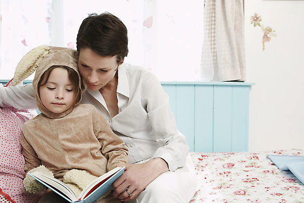 포토 JPG 해외이미지 백인 응시 딸 어린이 가족 모녀 엄마 휴식 실내 사람 앉기 상반신 성인 두명 앞모습 책 30대 독서 침대 토끼옷 여자만 해외202004 해외포토 서양인 시선 옷 뷰포인트 가구 컨셉 관계 모션 내부 장년 파일형식 이미지허브