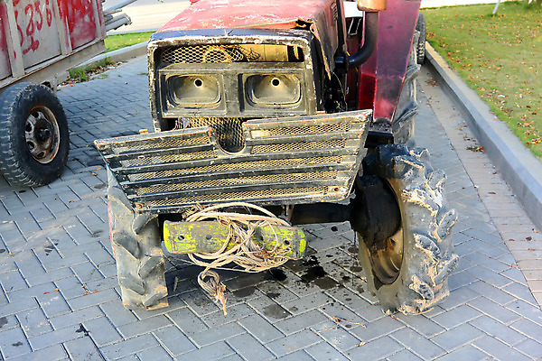 포토 JPG 해외이미지 응시 산업 농업 비즈니스 교통시설 자동차 날씨 사람없음 농사 힘 기계 슬픔 수확 화물 업무 바퀴 운전사 농부 작음 주차 땅 은퇴 불도저 굴착기 부식 복고 노력 트랙터 무거움 엔진 기어 구식 깨짐 디젤 실행 옛날 철강 효율 해외202004 해외포토 직업 시선 감정 육상교통 교통 컨셉 운송업 작업 중장비 무게 크기 농기계 시설 특수차량 파일형식 이미지허브