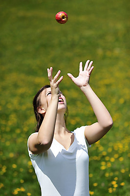 포토 JPG 해외이미지 손 공원 여자 꽃 행복 포즈 과일 자연 건강 한명 웃음 사람 야외 초록색 점프 봄 활발 기쁨 자유 흰색 신선 사과 해외202004 해외포토 식물 1 계절 공공시설 감정 컬러 컨셉 모션 표정 신체부위 생태계 파일형식 이미지허브