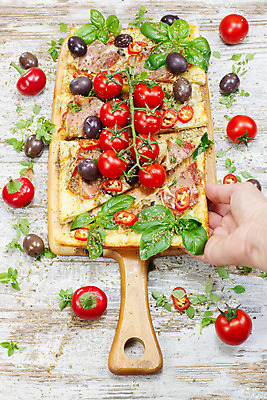 포토 JPG 해외이미지 전통 손 음식 빵 조각 다이어트 토마토 채소 탁자 치즈 주택 피자 요리 사람없음 목재 빨간색 세로 노란색 식사 저녁식사 이탈리아 흰색 선택 오븐 떨어짐 자르기 굽기 지중해 먹기 서빙 성분 시트 직사각형 점심식사 모짜렐라치즈 채식주의자 해외202004 해외포토 도형 나무 유럽 바다 컬러 가구 컨셉 재료 모션 유제품 패스트푸드 서양음식 건강 건물 신체부위 가전제품 구이 채식 파일형식 이미지허브