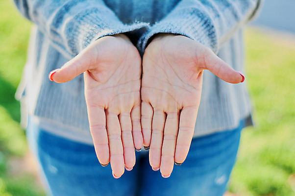 포토 JPG 해외이미지 학생 손 응시 여자 백그라운드 인터넷 텍스트 통신 성공 모바일 새로움 갈색머리 세포 한명 사람 성인 스마트폰 핸드폰 독서 흰색 잡기 오픈 입 메시지 스마트 긍정 충격 부름 타입 고립 문자메시지 셀룰러 해외202004 해외포토 1 헤어스타일 시선 컬러 컨셉 모션 신체부위 전자제품 스마트기기 파일형식 이미지허브