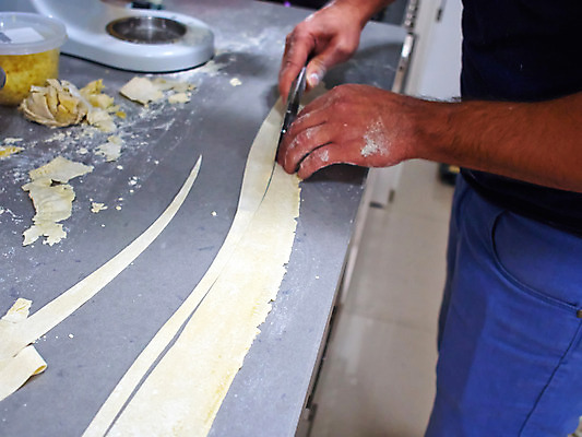 포토 JPG 해외이미지 전통 접시 문화 음식 다이어트 재료 탁자 파스타 건강 스파게티 요리 사람없음 주방 식당 요리사 식사 저녁식사 이탈리아 흰색 시골 신선 맛 자르기 밀 지중해 국수 준비 날것 반죽 만들기 심플 밀가루 레시피 점심식사 방법 페스츄리 핸드메이드 해외202004 해외포토 직업 식기 유럽 빵 바다 컬러 가구 컨셉 모션 곡류 서양음식 상점 면류 가루 파일형식 이미지허브