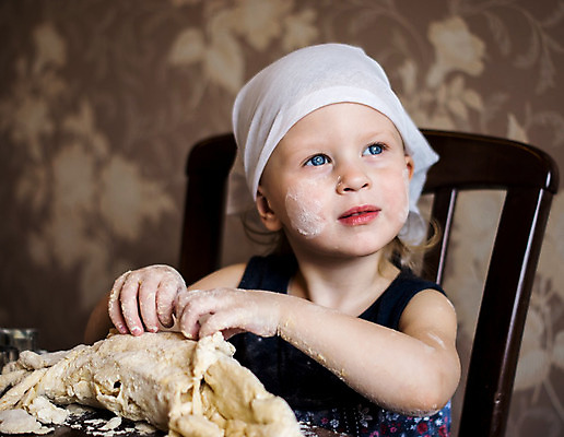 포토 JPG 해외이미지 1 라이프스타일 손 여자 교육 행복 어린이 음식 빵 크리스마스 가족 탁자 휴가 주택 요리 한명 사람 목재 쿠키 케이크 주방 요리사 식사 축하 아기 작음 굽기 준비 반죽 만들기 밀가루 밀가루반죽 제빵사 캡모자 해외202004 해외포토 나무 직업 모자_잡화 기념일 감정 가구 컨셉 재료 관계 모션 디저트 건물 생활 신체부위 크기 가루 구이 파일형식 이미지허브