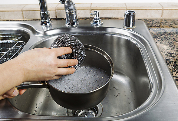 포토 JPG 해외이미지 가사 주택 실내 들기 신체부위 냄비 설거지 싱크대 수도꼭지 철수세미 해외202004 해외포토 모션 사람 내부 건물 솥 개수대 수세미 파일형식 이미지허브