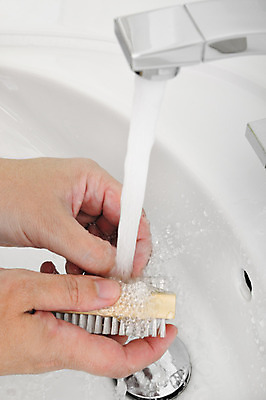 포토 JPG 해외이미지 손 사람없음 물 목욕 욕실 붓 못 떨어짐 위생 빨래 청소 위생관리 해외202004 해외포토 자연요소 컨셉 가사 관리 신체부위 청결 공구 파일형식 이미지허브