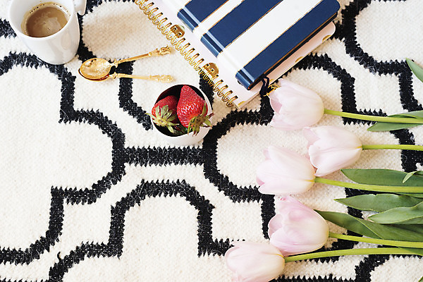 포토 JPG 해외이미지 라이프스타일 디자인 열매 커피 분홍색 가구 컨셉 패턴 탁자 딸기 바닥 아파트 주택 실내 사람없음 내부 장식 유행 우주 숟가락 검은색 공책 줄무늬 카펫 튤립 흰색 황금 리빙 스칸디나비아 테마 스타일 해외202004 해외포토 식물 꽃 음료 컬러 생활용품 무늬 과일 문구용품 수저 건물 생활 파일형식 이미지허브