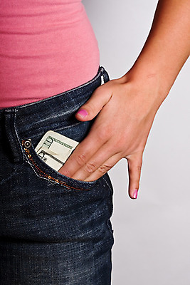 포토 JPG 해외이미지 손 분홍색 셔츠 돈 사람없음 청바지 주머니 비용 해외202004 해외포토 컬러 상의 바지 신체부위 경제 재산 파일형식 이미지허브