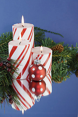 포토 JPG 해외이미지 크리스마스 휴가 3 사람없음 장식 빨간색 파란색 반사 우주 줄무늬 장식볼 나뭇가지 솔방울 전나무 원뿔 카피스페이스 해외202004 해외포토 도형 나무 기념일 컬러 무늬 공백 파일형식 이미지허브