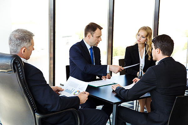 포토 JPG 해외이미지 백인 직업 여자 남자 종이 생각 비즈니스 사업가 통계 탁자 그래프 협력 사람 여러명 금융 사무실 자료 업무 작업 비즈니스맨 비즈니스우먼 계획 토론 분석 동료 보고서 상담 문서 문제 해결 경영 마케팅 세미나 심각 브레인스토밍 해외202004 해외포토 서양인 가구 다수 컨셉 관계 경제 직장인 파일형식 이미지허브