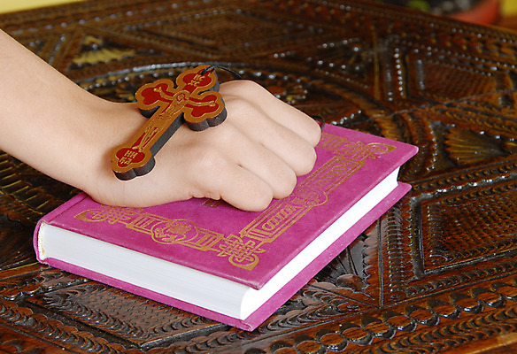 포토 JPG 해외이미지 전통 손 기독교 종교 조각 십자가 텍스트 탁자 손바닥 사람없음 목재 책 빨간색 갈색 노란색 교회 평화 믿음 성경 덮개 기도 잡기 예수 영혼 아빠 황금 읽기 오브젝트 증거 판화 용서 귀족 북마크 신앙심 헬프 해외202004 해외포토 나무 감정 컬러 가구 컨셉 재료 종교용품 가족 종교건축 모션 미술 건물 신체부위 뚜껑 도움 신_종교 파일형식 이미지허브