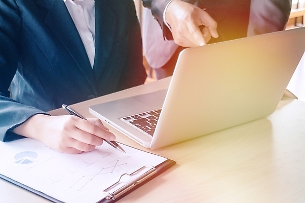 포토 JPG 해외이미지 직업 남자 백그라운드 컨셉 인터넷 회사 비즈니스 성공 그래프 선물 사람 사람없음 금융 노트북 컴퓨터 사무실 알약 펜 자료 업무 비즈니스맨 그룹 시장 결과 토론 분석 보고서 상담 경영자 문서 창업 보여주기 회계 경영 마케팅 투자자 프로젝트 해외202004 해외포토 모션 경제 전자제품 필기구 약 작업 직장인 리더 투자 자영업 파일형식 이미지허브