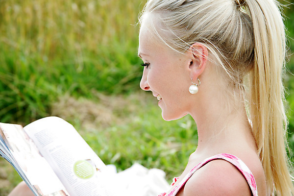 포토 JPG 해외이미지 드레스 교육 행복 여유 여행 바지 자연 휴가 휴식 한명 미소 웃음 풍경 책 여름 상자 비키니 금발 독서 달리기 태양 봄 산책 기쁨 하이킹 자유 정보 자신감 뉴스 낟알 땅 읽기 바둑 단절 해외202004 해외포토 자연요소 1 헤어스타일 옷 계절 수영복 감정 컨셉 모션 놀이 하의 레저 표정 사람 생태계 파일형식 이미지허브