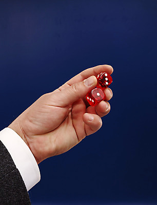 포토 JPG 해외이미지 손 백그라운드 컨셉 비즈니스 놀이 탁자 성공 사람없음 빨간색 게임 우승 비즈니스맨 행운 던지기 재산 도박 위험 큐브 카지노 주사위 기회 롤 해외202004 해외포토 남자 컬러 가구 모션 신체부위 금융 최고 직장인 파일형식 이미지허브