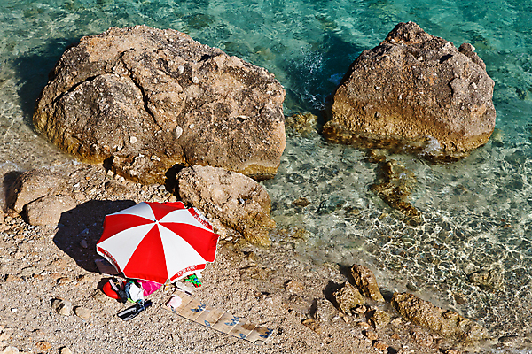 포토 JPG 해외이미지 바다 여행 하늘색 우산 자연 휴가 휴식 사람없음 야외 빨간색 물 햇빛 태양 여행객 침묵 흰색 투명 지중해 양산 크로아티아 해외202004 해외포토 자연요소 유럽 컬러 컨셉 사람 파란색 소리 생태계 파일형식 이미지허브