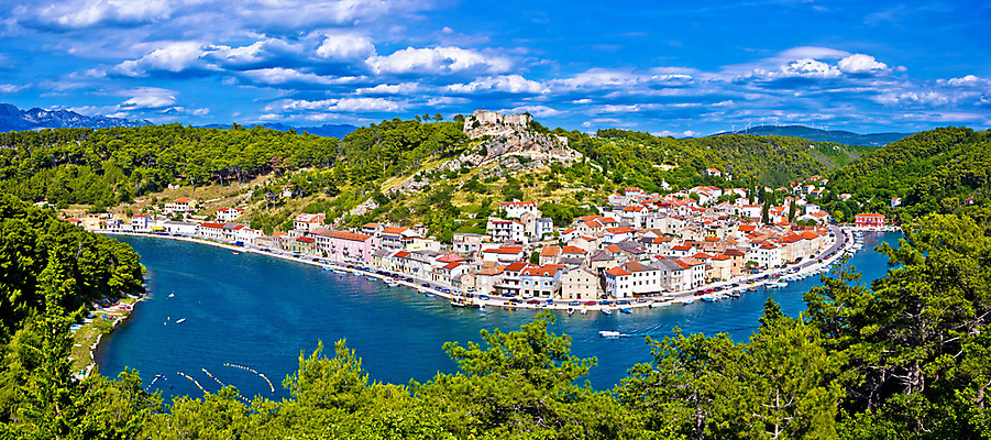 포토 JPG 해외이미지 나무 벽 바다 건축양식 하늘 휴가 산 안테나 파노라마 풍경 사람없음 건물 초록색 물 여름 파란색 교회 탑 항구 산책로 바위 도시 소나무 만 역사 지중해 그림 타운 크로아티아 옛날 해외202004 해외포토 자연요소 식물 건축물 계절 건축 유럽 길 컬러 통신 종교건축 교통시설 촬영기법 돌_바위 파일형식 이미지허브