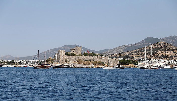 포토 JPG 해외이미지 건축양식 사람없음 파란색 항구 만 보트 성 언덕 해외202004 해외포토 건축물 건축 컬러 배_교통 교통시설 파일형식 이미지허브