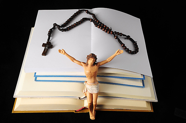 포토 JPG 해외이미지 디자인 교육 종교 종이 선 백그라운드 비즈니스 선반 사람없음 책 독서 다이어리 쪽지 공책 성경 공백 기도 오픈 메시지 오브젝트 교과서 문서 문학 페이지 DIY 고립 조작 해외202004 해외포토 가구 종교용품 문구용품 교재 취미 사무용품 파일형식 이미지허브