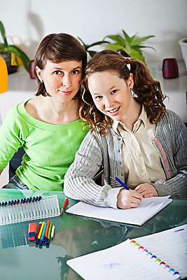 포토 JPG 해외이미지 학생 여학생 여자 교육 행복 종이 어린이 2 교실 학교 가족 탁자 엄마 주택 함께함 실내 사람 앉기 내부 두명 10대 운동 펜 교사 공책 기록 책상 가정교사 학자 해외202004 해외포토 직업 감정 가구 컨셉 관계 모션 청소년 문구용품 건강 건물 필기구 파일형식 이미지허브