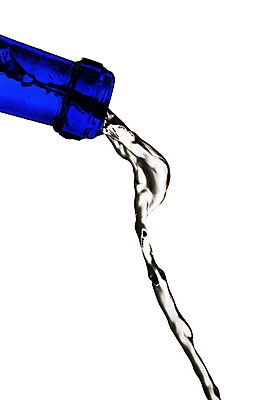 포토 JPG 해외이미지 스튜디오촬영 음료 다이어트 건강 사람없음 물 파란색 활발 젖음 흐름 추위 흰색 신선 투명 액체 개울 붓기 닫기 갈증 물병 순수 상쾌 내추럴 고립 카피스페이스 해외202004 해외포토 자연요소 감정 컬러 컨셉 모션 실내 강 공백 물통 파일형식 이미지허브